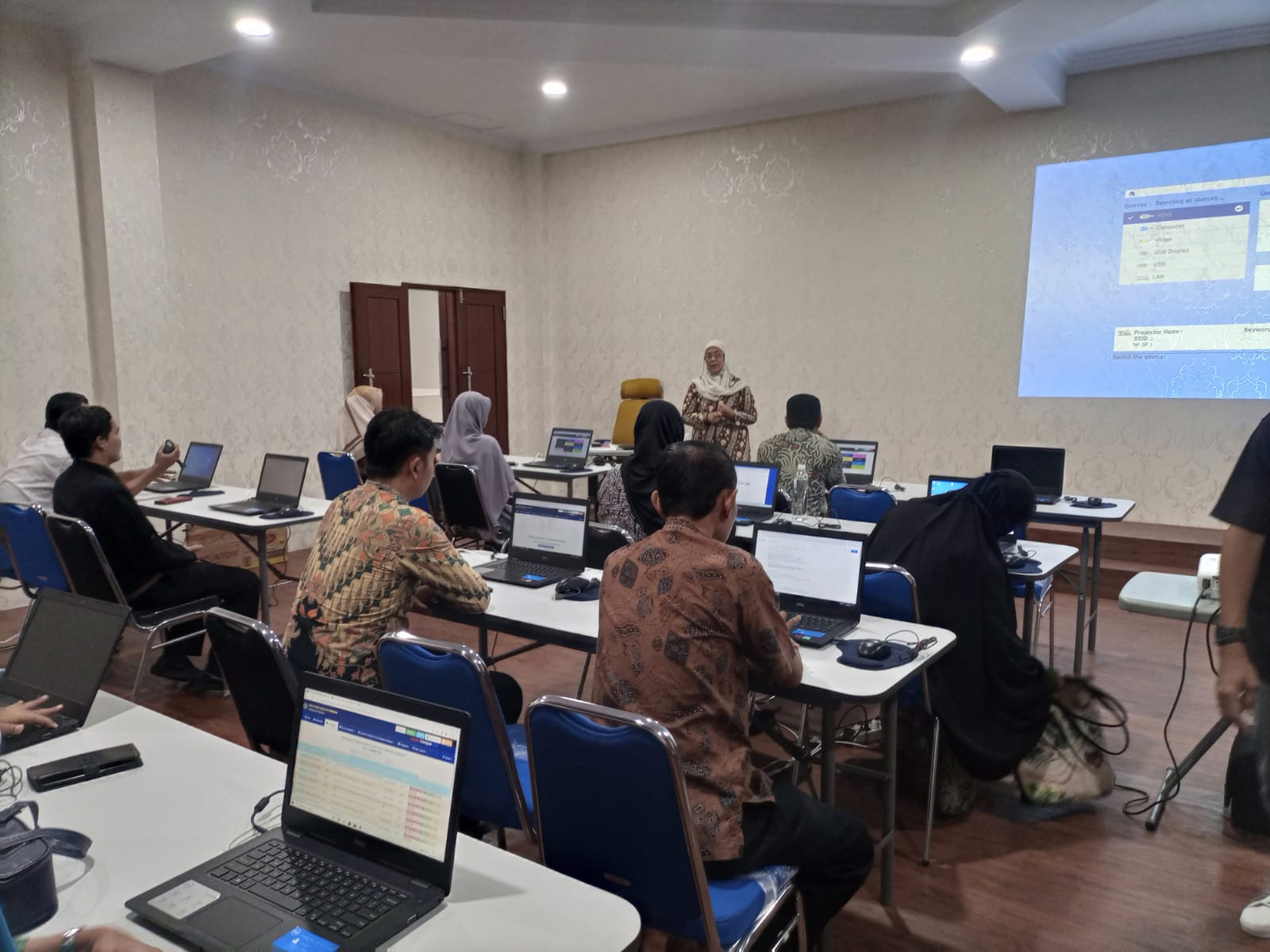 Tingkatkan Pelayanan Kepada Mahasiswa, IAIN Syekh Nurjati Menggelar Bimtek Kepada Staf Jurusan IAIN Syekh Nurjati Cirebon