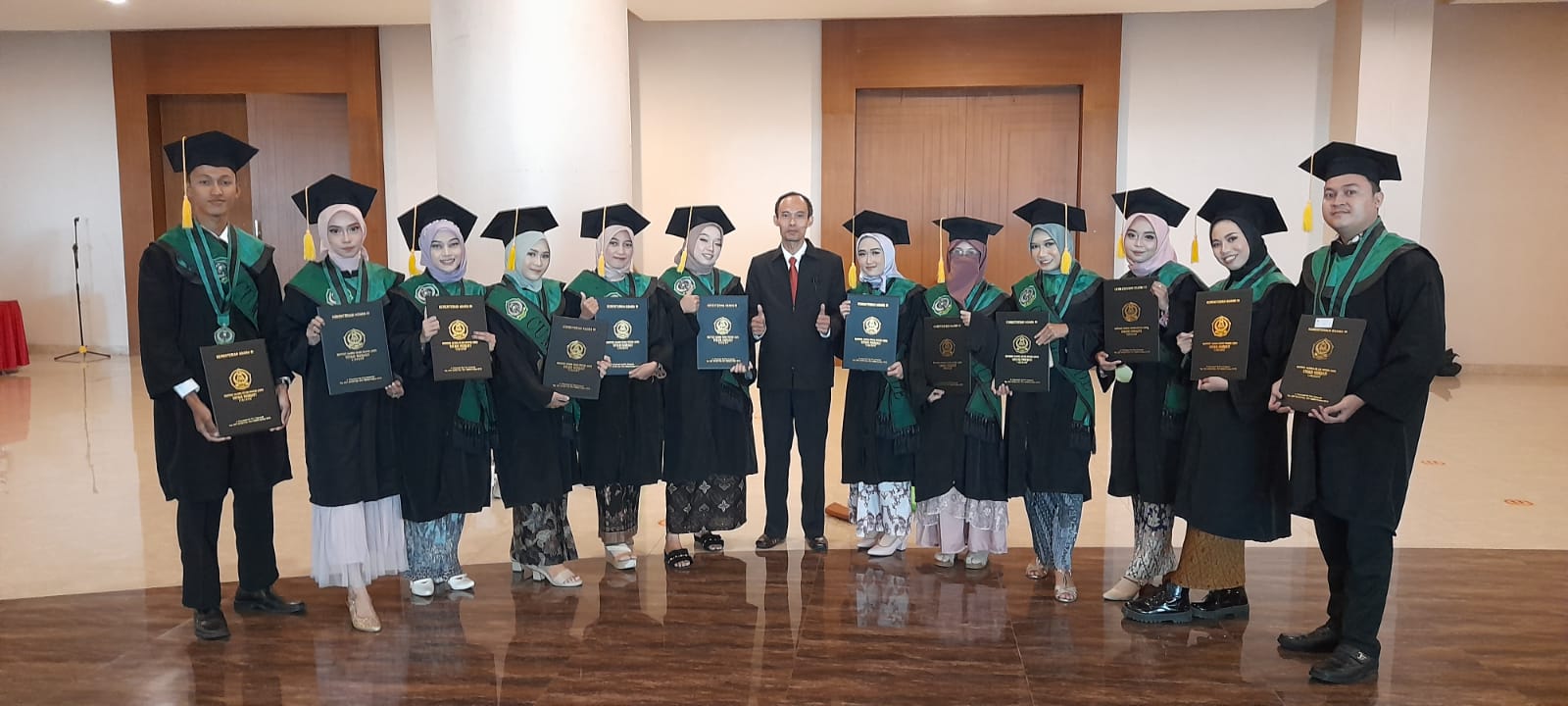 Pelaksanaan Wisuda Angkatan Pertama di Jurusan Ekonomi Syariah